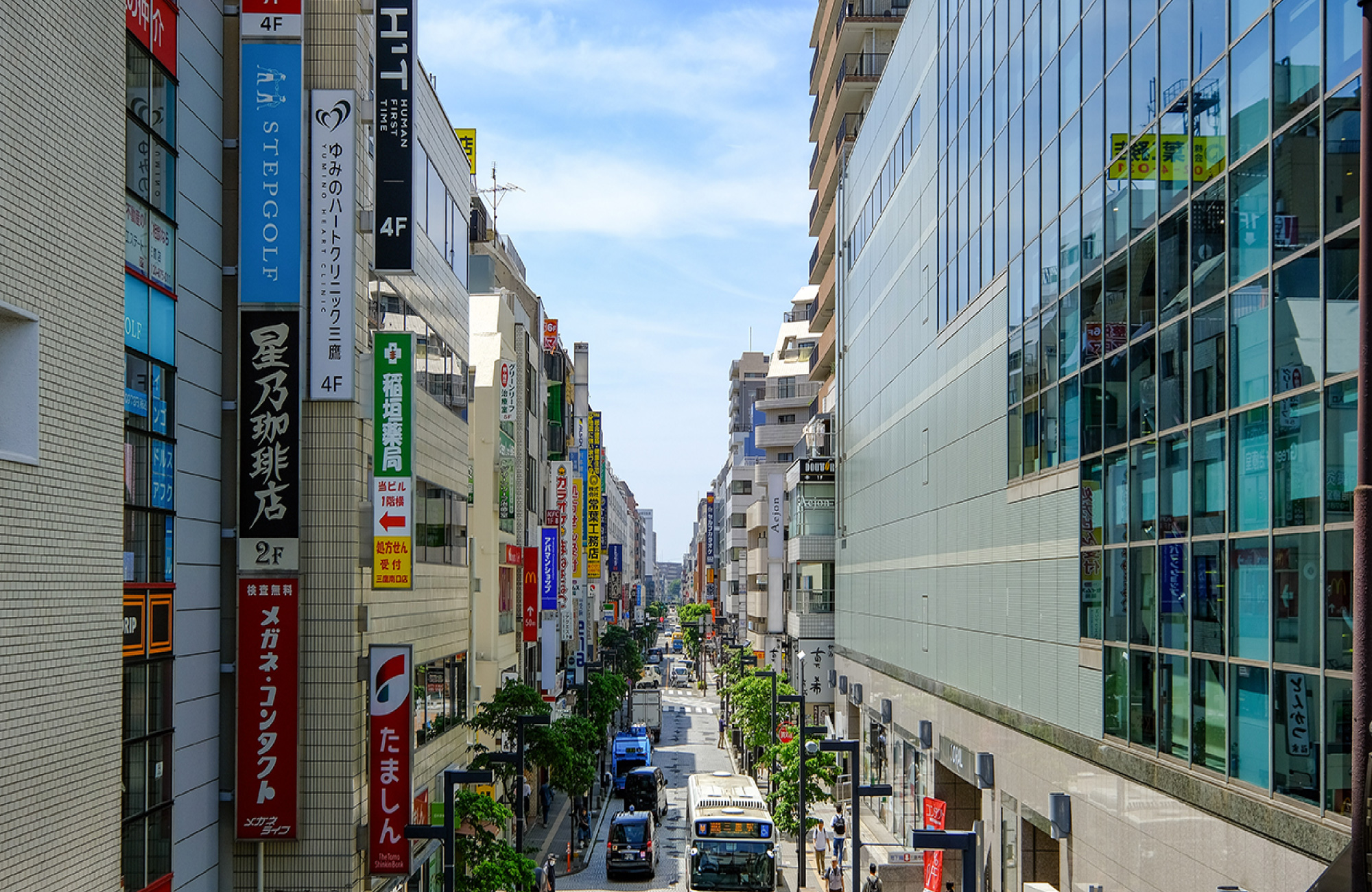 三鷹中央通り商店街（徒歩約3分）